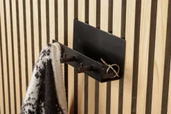Outlet Home it Hylle m/knagger til akustikkpanel svart Matt svart